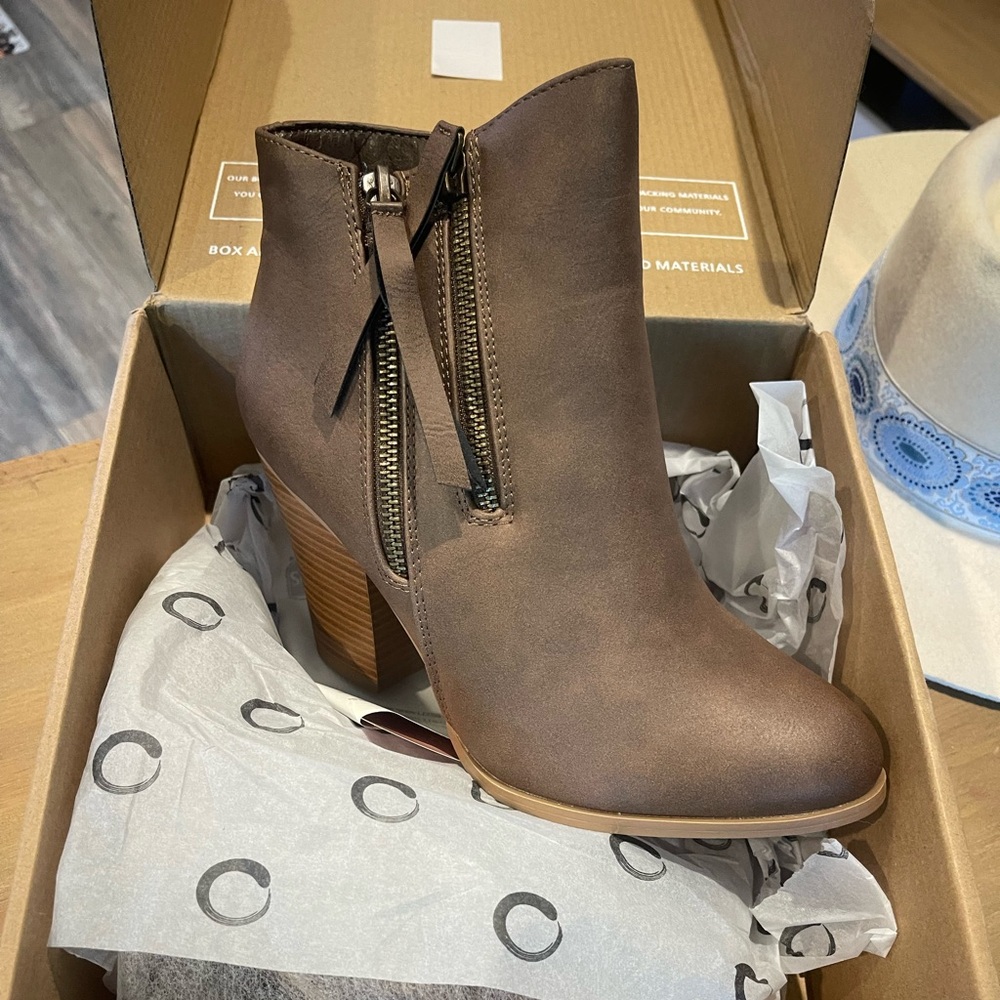 New lace up brown booties😊